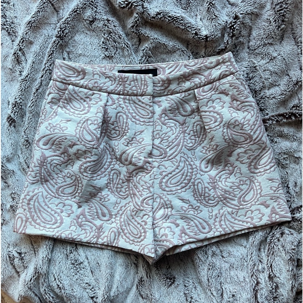 Selling cute pink and white pattern shorts SIZE 0 from Victoria Beckham brand!